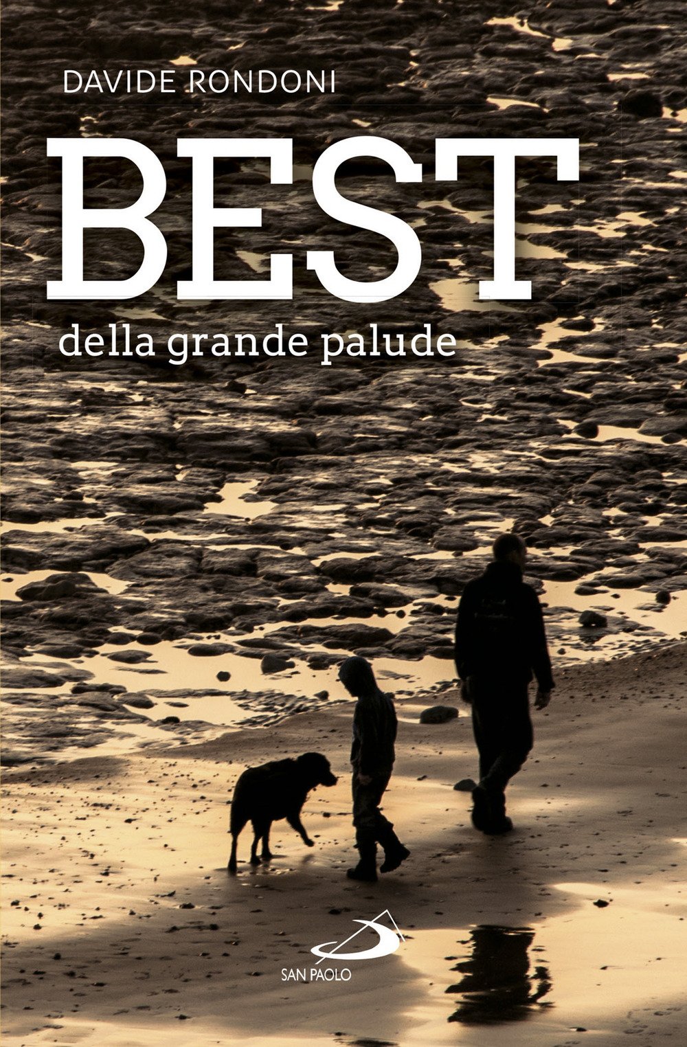 Uomo, bambino e cane sulla spiaggia