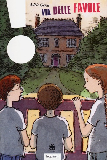 tre ragazzi dietro una staccionata guardano una casa che sembra abbandonata