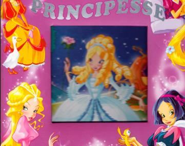 quattro principesse circondano l'immagine di Cenerentola che ha una rosa in mano.
