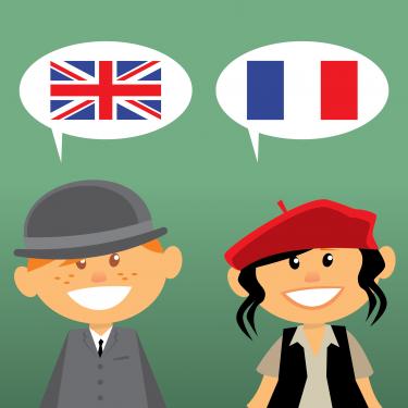 Bimbo inglese e bimba francese che parlano nella lingua nativa