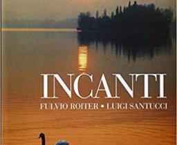 Due grandi artisti, il fotografo Fulvio Roiter e lo scrittore Luigi Santucci, interpretano, con la loro personale prospettiva, il paesaggio lariano e brianteo. Un volume d’arte di rara singolarità espressiva. 